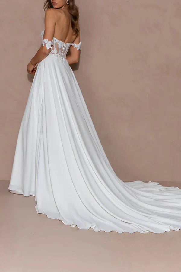 abito da sposa boho con scollo a cuore, applicazioni in pizzo e strascico corto